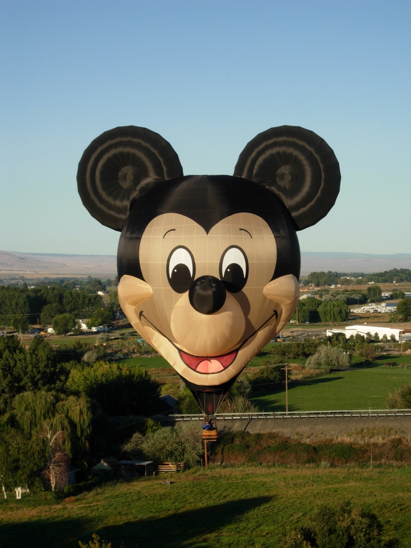 Mickey Mouse special shape Cameron hot air balloon in flight