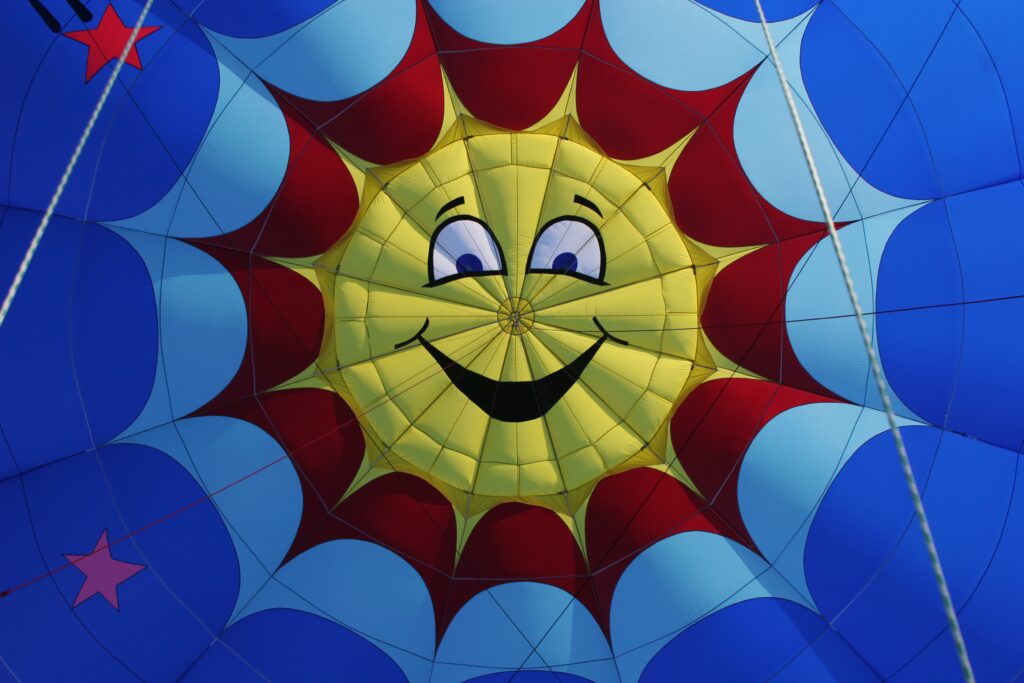 An inlayed smiley sun on the parachute top of a Cameron O-105 hot air balloon
